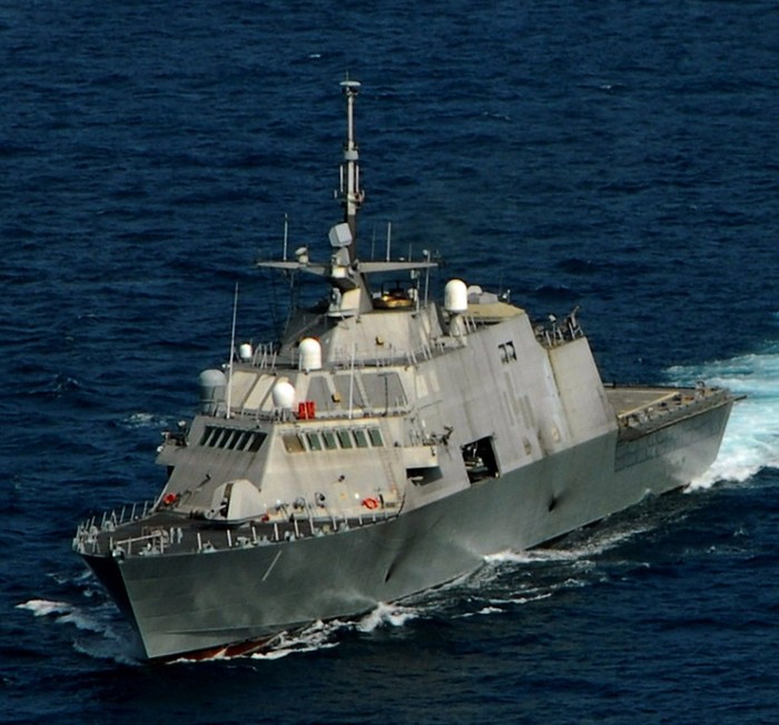 USS Freedom (LCS 1) có 40 thủy thủ, cả sỹ quan và thợ máy là 75 người.